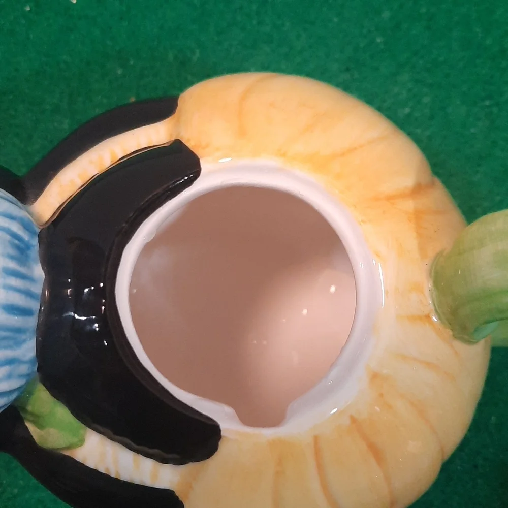 Decorative honey bee creamer